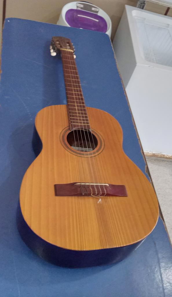 Guitarra Marca Nicolas Devari Sanabria Modelo No Tiene Usado En Buen Estado Acc No Tiene