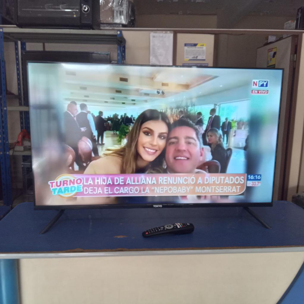 Televisor Led Smart De 43 '' Marca Tokyo Modelo Tvtokff43gtv Con Control Usado En Buen Estado Acc Patitas