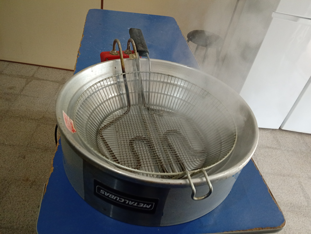 Fritadora Marca Metalcubas Modelo 9896g Usado En Buen Estado Acc Canasta 6litrs