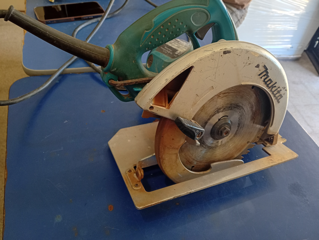 Sierra Tipo Circular Marca Makita Modelo 5007n Usado En Buen Estado Acc Llave LDisco