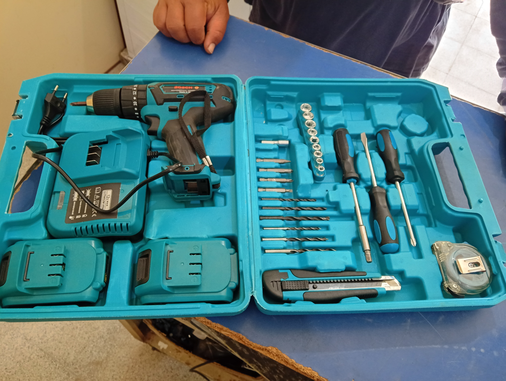 Taladro Marca Bosch No Original Modelo No Tiene Usado En Buen Estado Acc 2 Baterias1 Cargador 25 Piezas