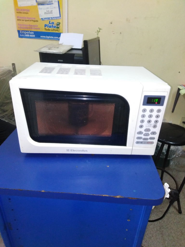 Microondas Marca Electrolux 17 Litros Modelo Emdl17s5gplw Usado En Buen Estado Acc Plato