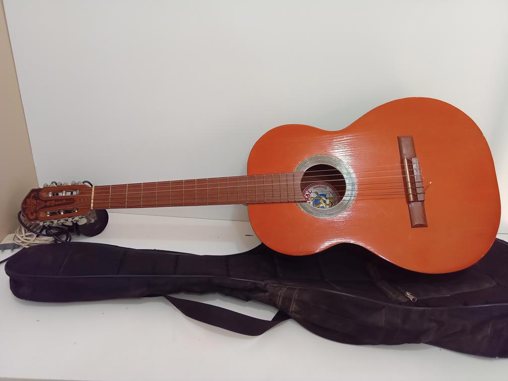 Guitarra Marca Astral Modelo Clasica Usado Con Desgaste Acc 6 Cuerdas Estuche Negro