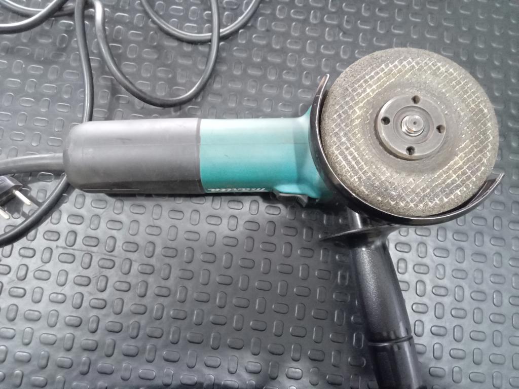Pulidora Marca Makita Modelo 9557hn Tamaño 5 Usado En Buen Estado Acc C/ Manija Protector Y Disco