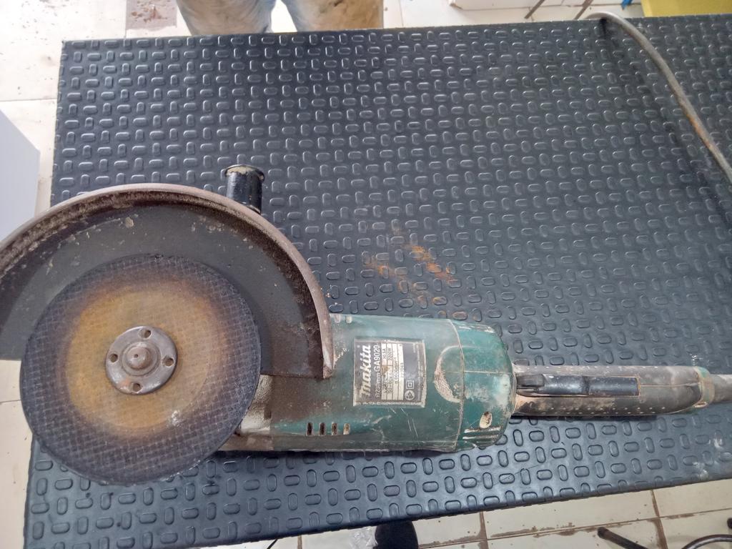 Pulidora Marca Makita Modelo Ga9020 Tamaño Grande Usado En Buen Estado Acc Disco De CorteManijaProtector