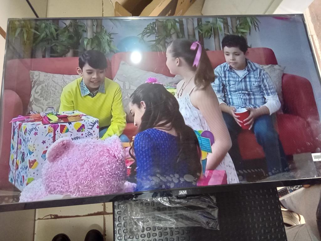 Televisor Led Smart De 43 '' Marca Jam Modelo Ultrasgtm-43gfs Con Control Usado En Buen Estado Acc C/Patitas