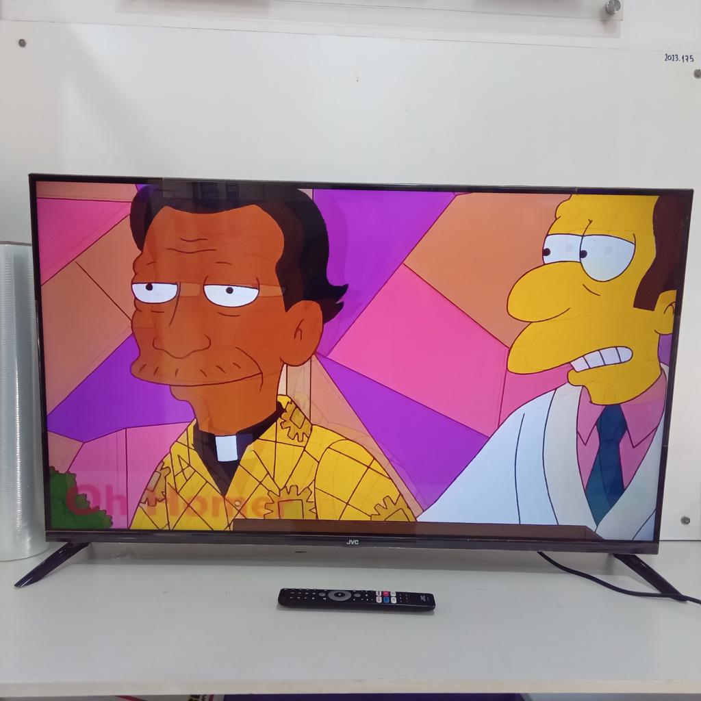Televisor Led Smart De 43 '' Marca Jvc Modelo Lt-43kb638 Con Control Usado En Buen Estado Acc Par De Patitas