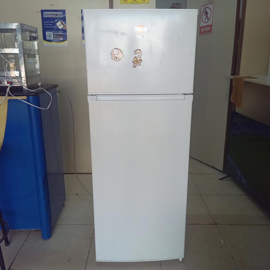Heladera Marca Tokyo Modelo Hetokmmagna Usado En Buen Estado Litros 207 Acc Congelador Con Una ParrillaAbajo Con 3 ParrillasVerdulera3 Porta Vasos