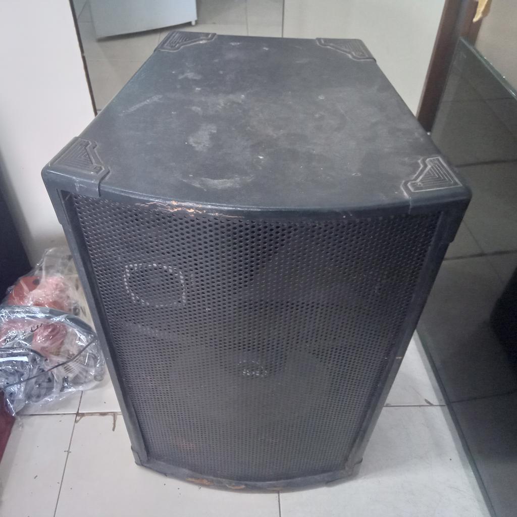 Caja Con Parlante Para Discoteca Marca Mb Modelo No Tiene Usado En Buen Estado Con No Tiene De 15 '' Acc No Tiene