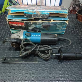 Pulidora Marca Makita Modelo 9557hn Tamaño Pequeño Usado En Buen Estado Acc ManijaLlaveProtector