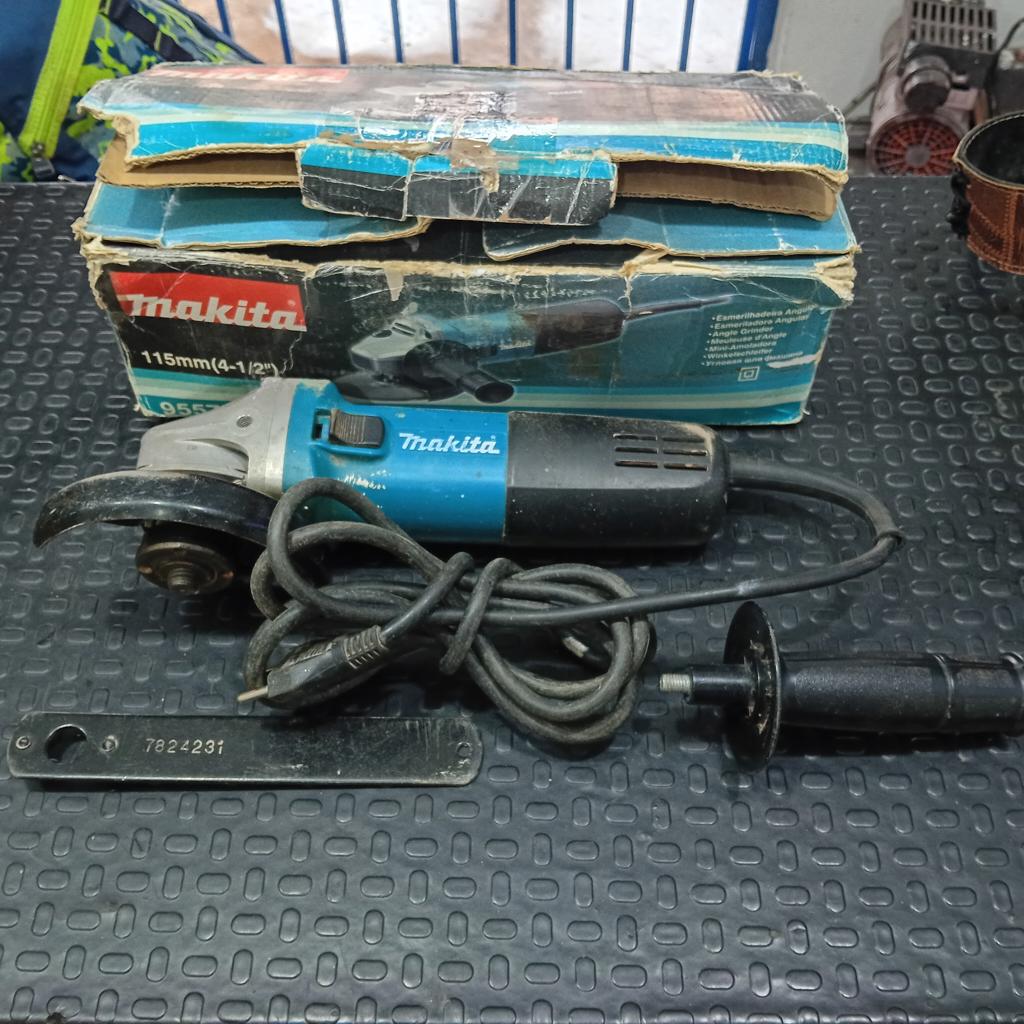 Pulidora Marca Makita Modelo 9557hn Tamaño Pequeño Usado En Buen Estado Acc ManijaLlaveProtector