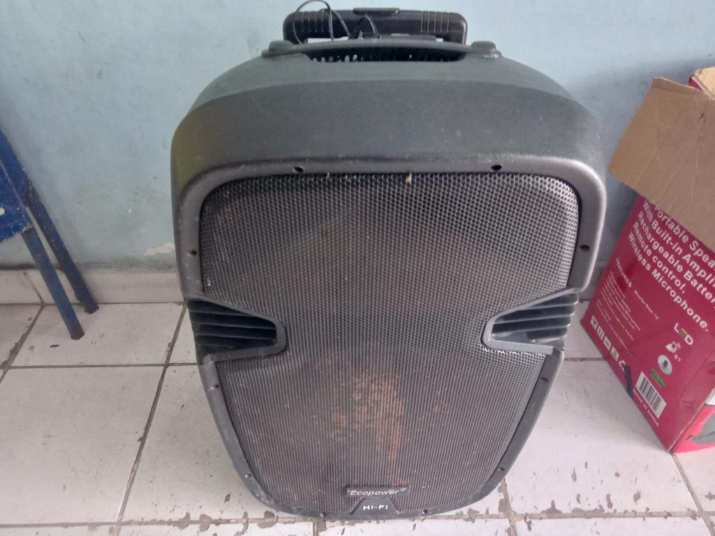 Caja De Sonido Amplificada Marca Ecopower Modelo Ep-1930 Sin Control Usado Con Desgaste Acc Rueditas