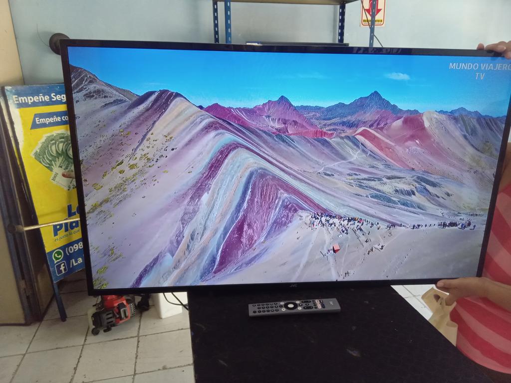 Televisor Led Smart De 43 '' Marca Jvc Modelo Lt43kb338 Sin Control Usado-En-Buen-Estado Acc Soporte Para Pared