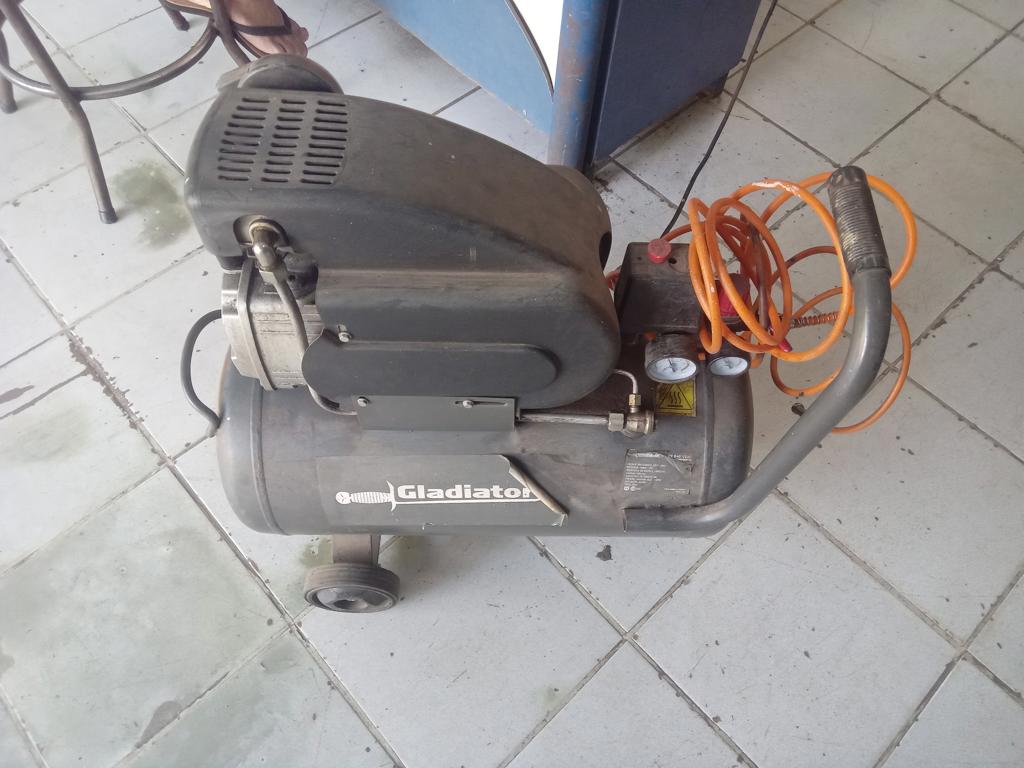 Compresor De Aire Marca Gladiator Modelo Ce640/1/220 Potencia Hp 2 Usado En Buen Estado Acc Cañito De AiereRueditas
