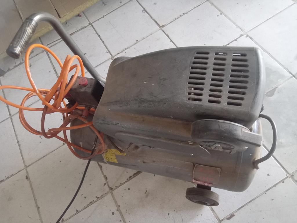 Foto 3 de Compresor De Aire Marca Gladiator Modelo Ce640/1/220 Potencia Hp 2 Usado En Buen Estado Acc Cañito De AiereRueditas
