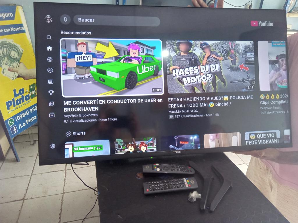 Televisor Led Smart De 43 '' Marca Tokyo Modelo Tvtokff43wb Con Control Usado En Buen Estado Acc Patitas 2 ControlesTornillos