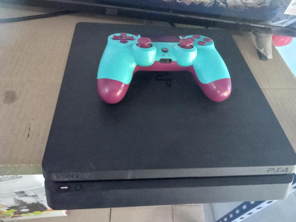 Foto 2 de Juego Electronico Ps4 Marca Sony Modelo Cuh-2015a Disco Duro 500 Gb Con Control Sin Caja Usado En Buen Estado Acc 1 Control Cable Hdmi Cable Power1 Juego Farcry Primal