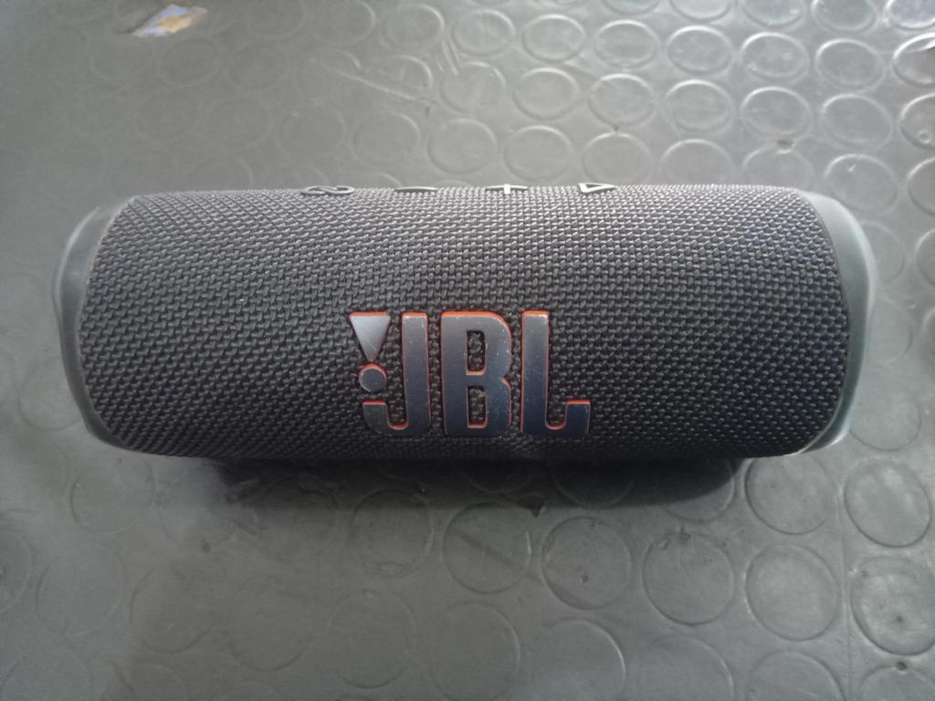 Foto 4 de Speaker Potencia Watts No Tiene Marca Jbl Sin Control Modelo Flip 6 Usado En Buen Estado Sin Caja Acc No Tiene