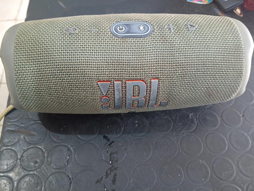 Speaker Potencia Watts No Tiene Marca Jbl Sin Control Modelo Charge 5 Usado En Buen Estado Sin Caja Acc No Tiene