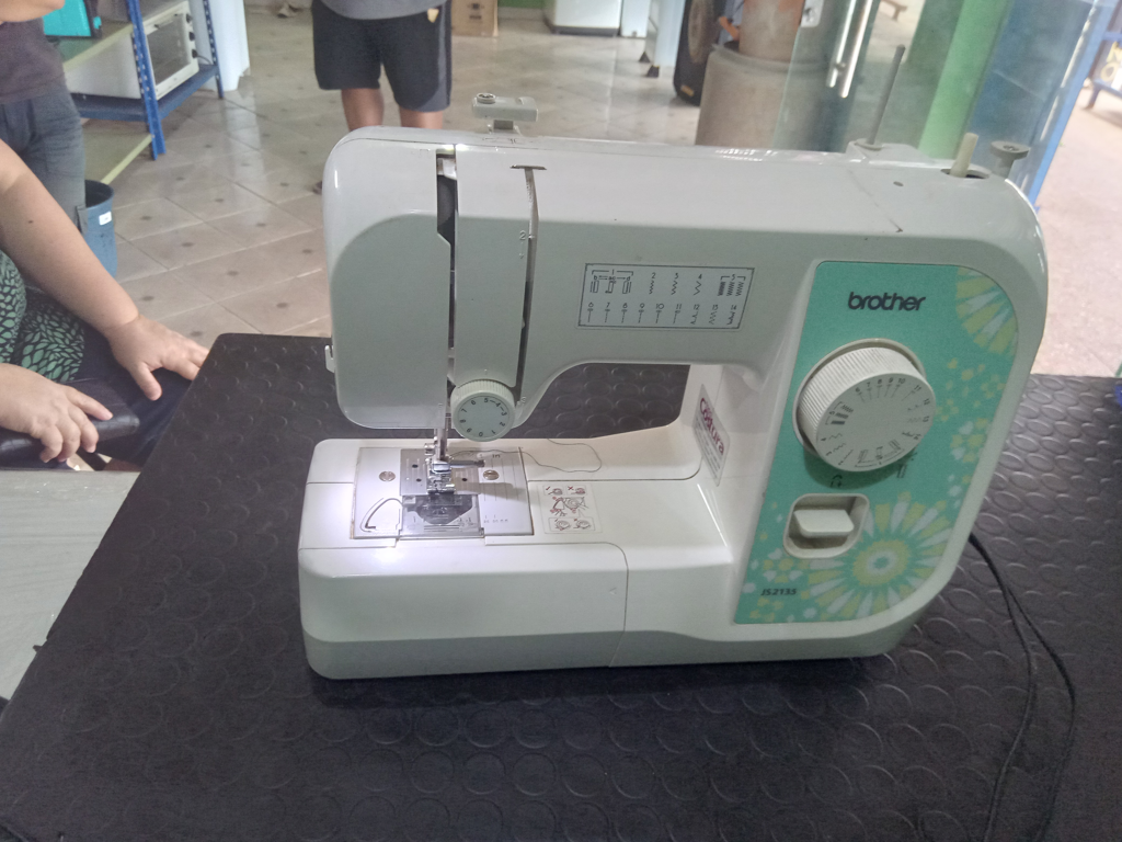 Maquina De Coser Familiar Marca Brother Modelo Js2135 Usado En Buen Estado Acc Pedal