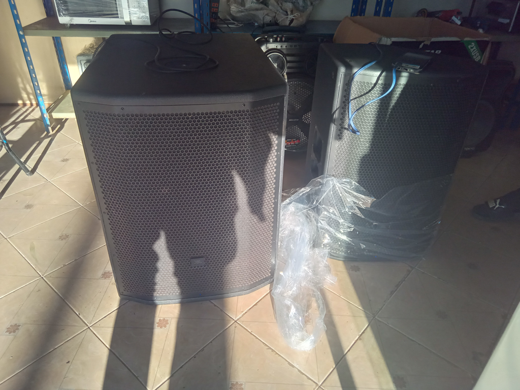 Caja Con Parlante Para Discoteca Marca Jbl Modelo Prx800 Usado En Buen Estado Con Cable Power De 18 '' Acc No Tiene