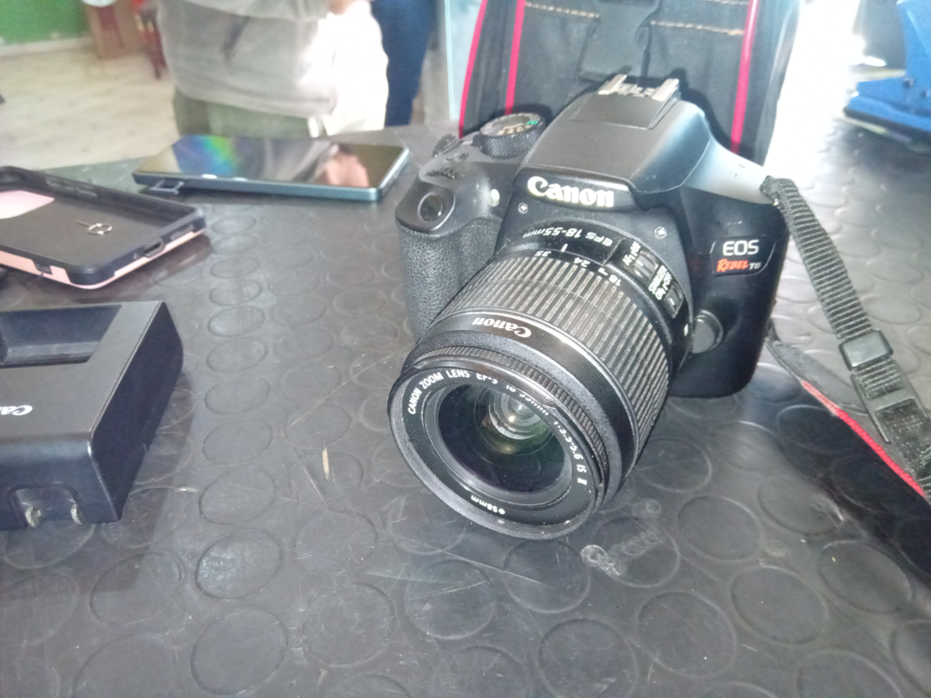 Foto 2 de Camara Fotografica Profesional Marca Canon Modelo Ds126621 Acc Cargador Bateria