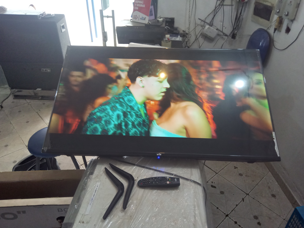Televisor Led Smart De 50 '' Marca Win Modelo Win50fs Con Control Usado En Buen Estado Acc Patitas Sin Tornillos