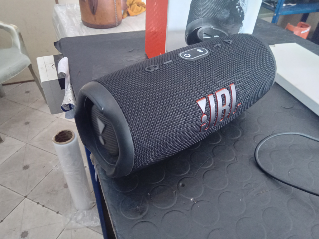 Speaker Potencia Watts No Tiene Marca Jbl Sin Control Modelo Charge 5 Usado En Buen Estado Con Caja Acc Cable