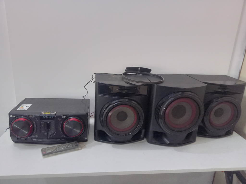 Equipo De Sonido Marca Lg Con Control Modelo Cj45 Usado En Buen Estado Acc 2 Parlantes 1 Woofer