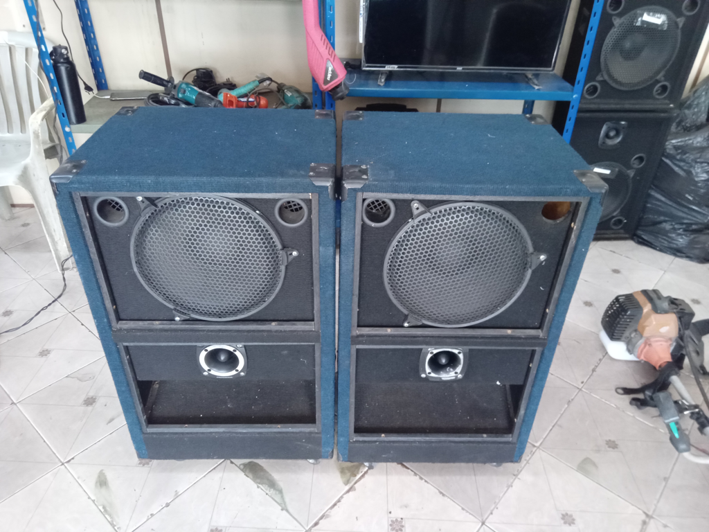 Caja Con Parlante Para Discoteca Marca No Tiene Modelo No Tiene Usado En Buen Estado Con 4 Rueditas De 12 '' Acc Con 1 Tiwster 1 Parlante