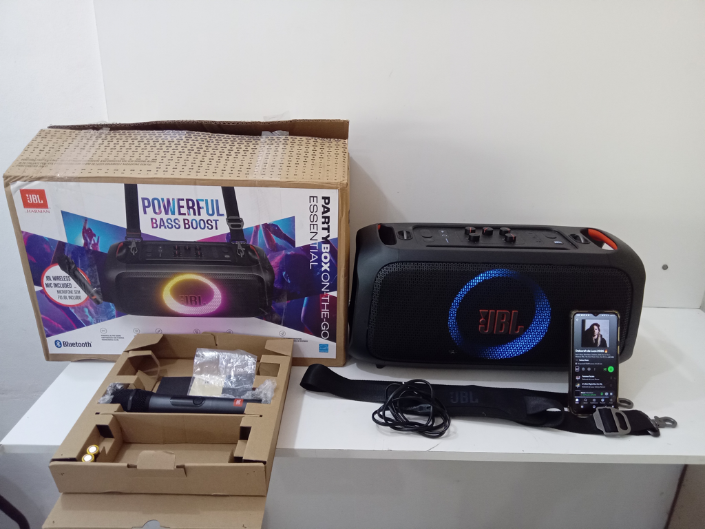 Parlante Portatil Marca Jbl Original Modelo One-The-Go Essential Nuevo Sin Uso Con Cinta Colgante Acc Cable Power1 Microfono Jbl