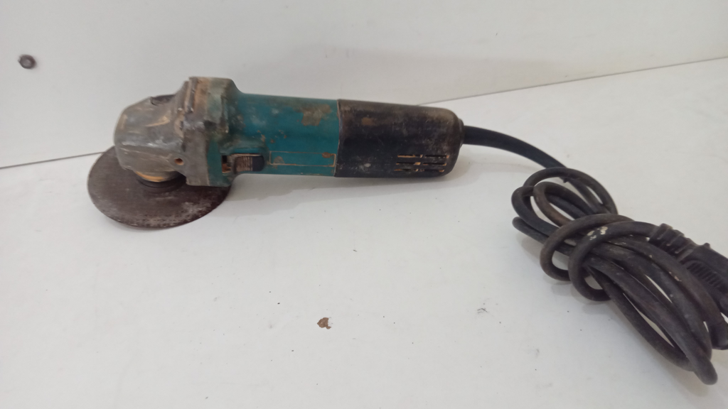 Pulidora Marca Makita Modelo 9557hn Tamaño Chico Usado Con Desgaste Acc Disco