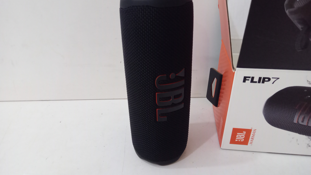 Foto 2 de Speaker Potencia Watts No Tiene Marca Jbl Sin Control Modelo Flip 7 Usado En Buen Estado Sin Caja Acc No Tiene