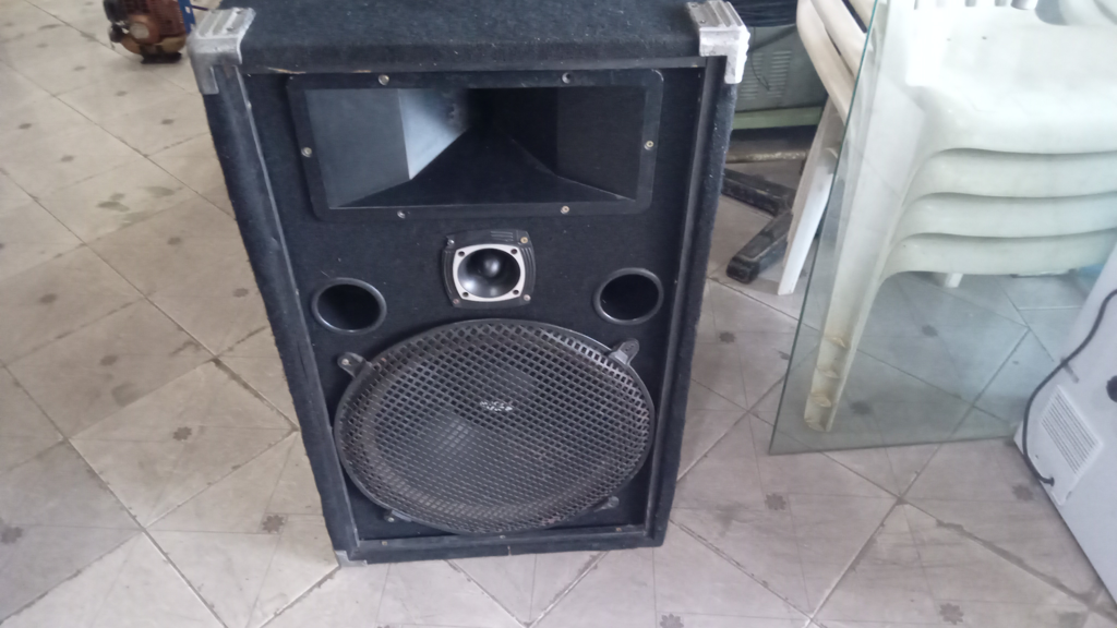 Caja Con Parlante Para Discoteca Marca Mega Bass Modelo No Tiene Usado En Buen Estado Con 1 Corneta. 1 Twister 1 Parlante De 18" De 18 '' Acc No Tiene