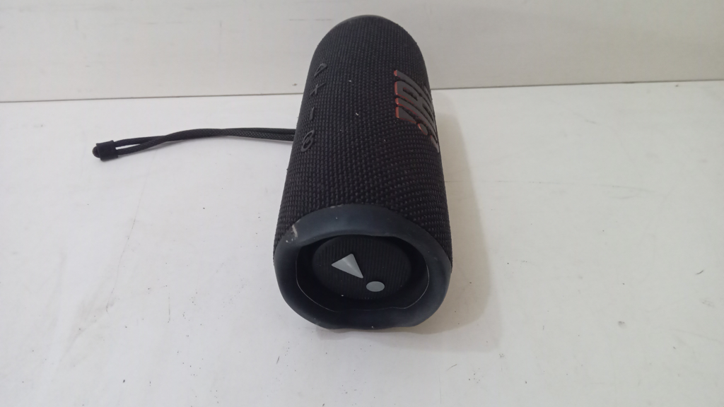 Foto 2 de Speaker Potencia Watts No Tiene Marca Jbl Sin Control Modelo Flip 6 Usado En Buen Estado Sin Caja Acc No Tiene