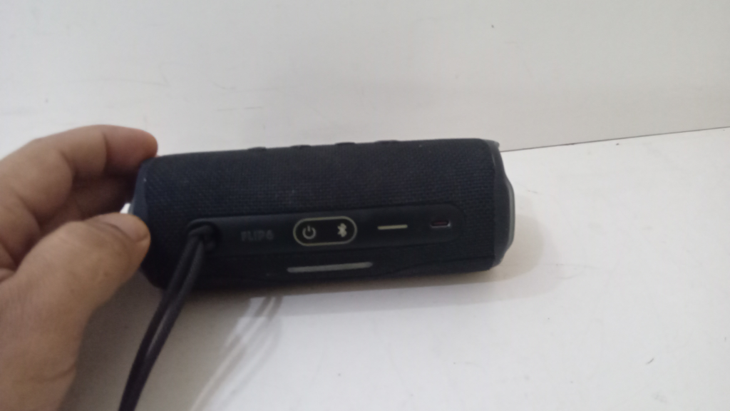 Foto 3 de Speaker Potencia Watts No Tiene Marca Jbl Sin Control Modelo Flip 6 Usado En Buen Estado Sin Caja Acc No Tiene