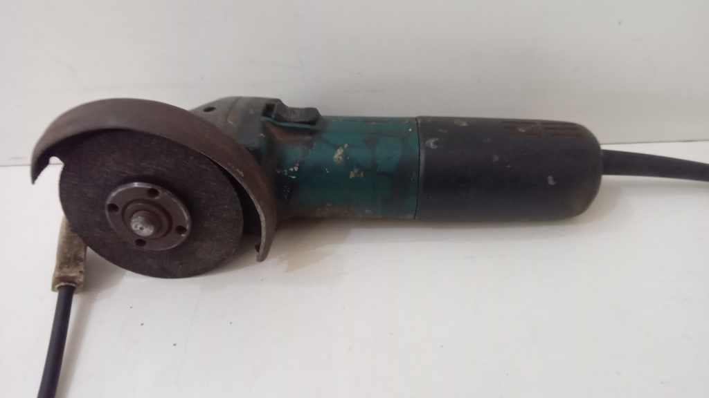Pulidora Marca Makita Modelo 9557hn Tamaño Chico Usado Con Desgaste Acc Protector Disco
