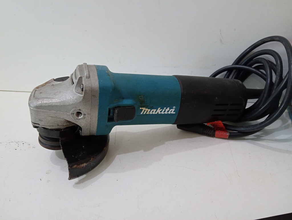 Pulidora Marca Makita Modelo 9557hn Tamaño Chico Usado En Buen Estado Acc Protector Manija Llave