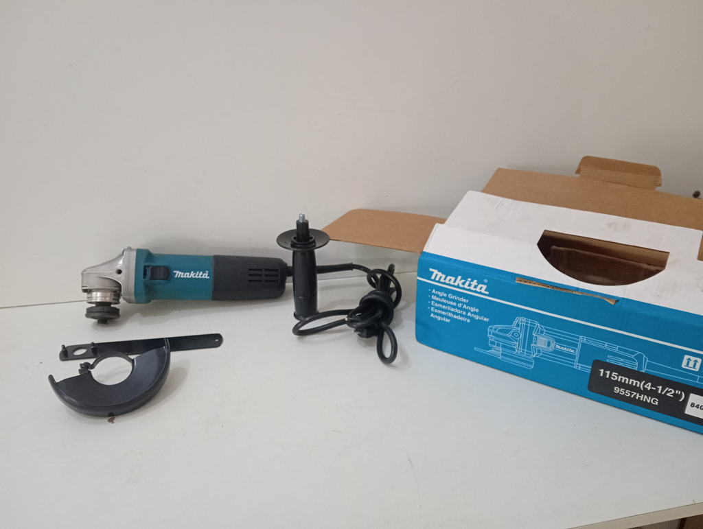 Pulidora Marca Makita Modelo 9557hn Tamaño Chico Usado En Buen Estado Acc Protector Manija Llave