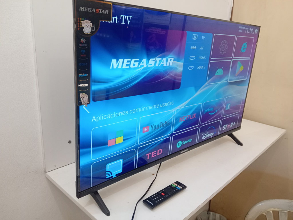 Televisor Led Smart De 42 '' Marca Mega Star Modelo Led42sm Con Control Usado En Buen Estado Acc Patitas