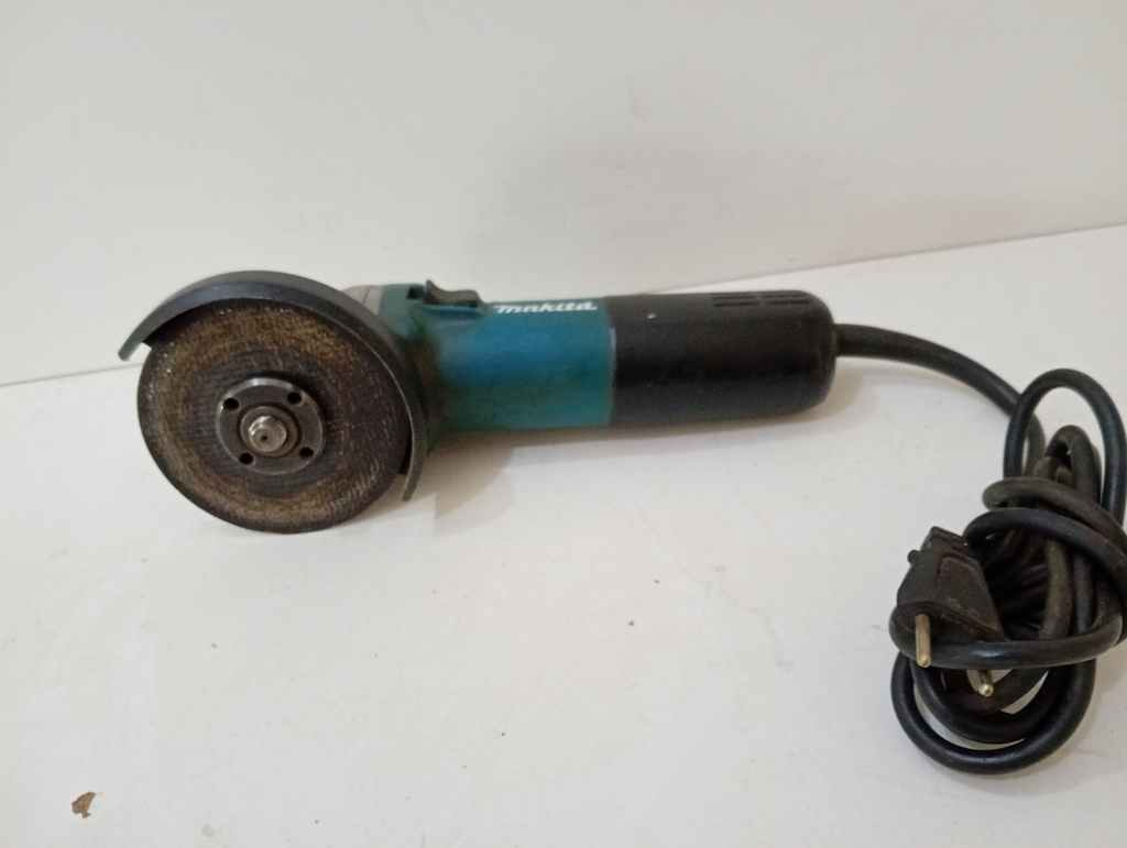 Pulidora Marca Makita Modelo 9557hn Tamaño Chico Usado En Buen Estado Acc Protector Disco