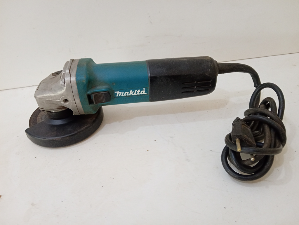 Foto 2 de Pulidora Marca Makita Modelo 9557hn Tamaño Chico Usado En Buen Estado Acc Protector Disco