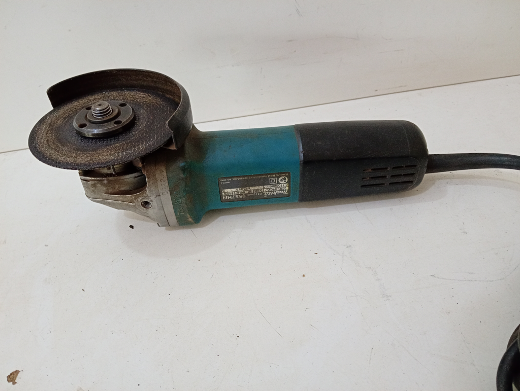 Foto 3 de Pulidora Marca Makita Modelo 9557hn Tamaño Chico Usado En Buen Estado Acc Protector Disco