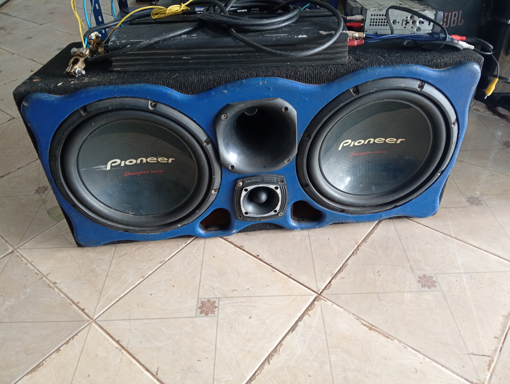 Foto 3 de Caja C/ Parlantes Para Auto Usado En Buen Estado Acc 2 Woofer Pioneer 1 Corneta 1 Twister