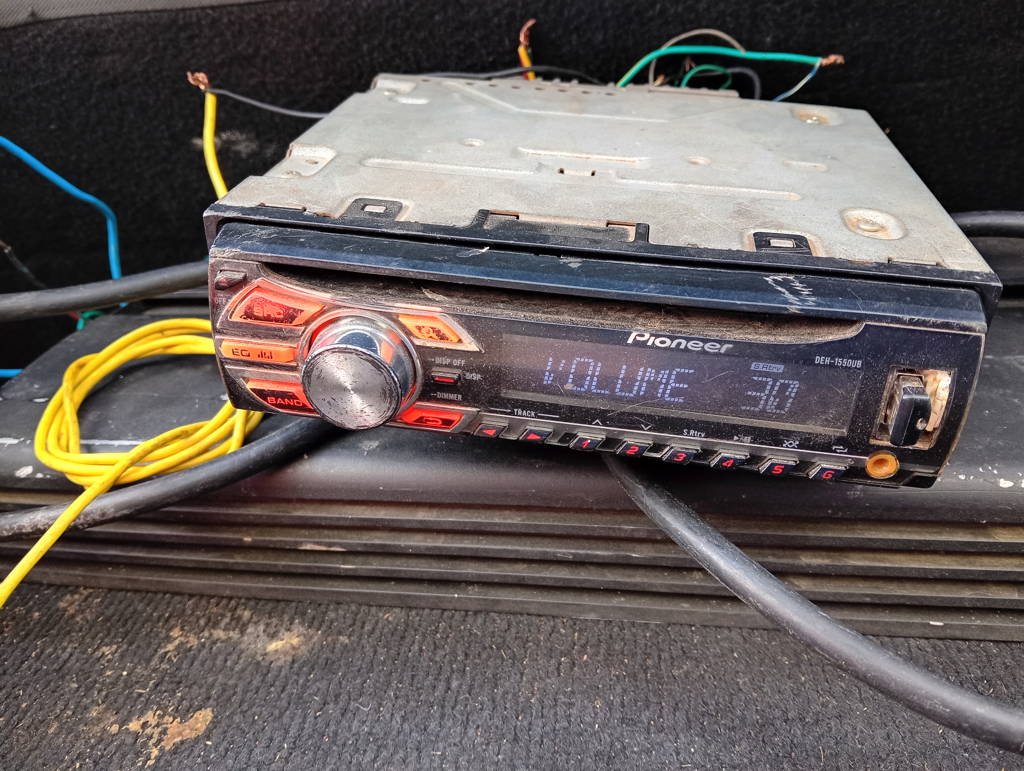 Autoradio Marca Pioneer Sin Control Modelo No Tiene Usado Con Desgaste Con Ficha De Coneccion Acc No Tiene