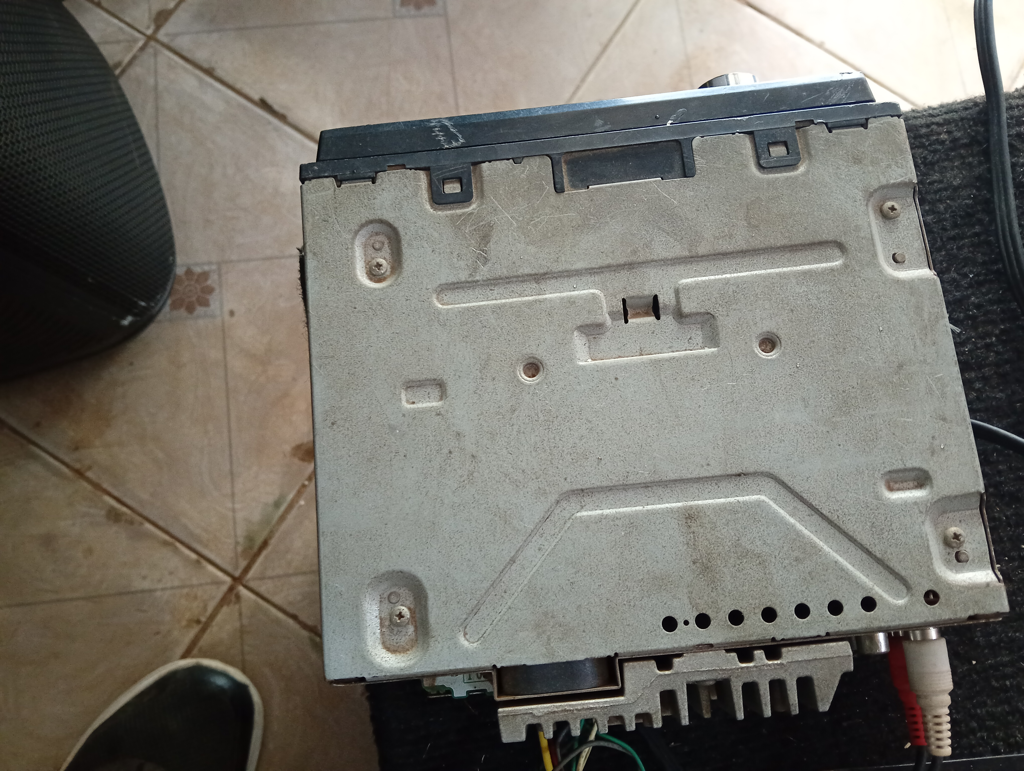Foto 2 de Autoradio Marca Pioneer Sin Control Modelo No Tiene Usado Con Desgaste Con Ficha De Coneccion Acc No Tiene