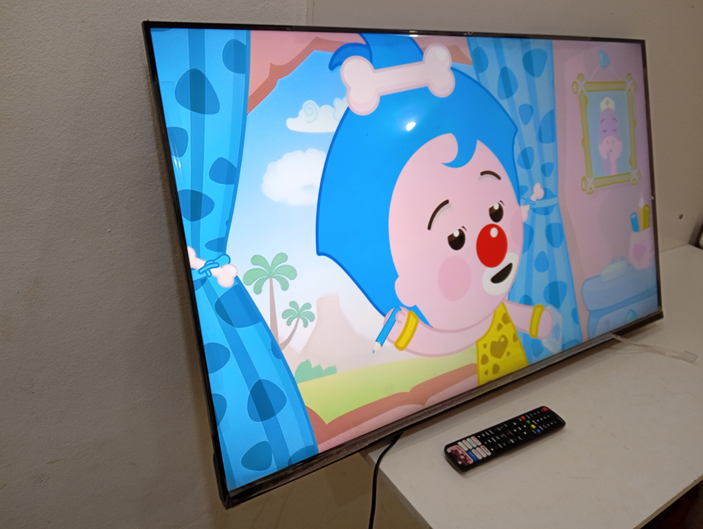 Televisor Led Smart De 43 '' Marca Aiwa Modelo Aw43b4smfl Con Control Usado En Buen Estado Acc Sin Patitas