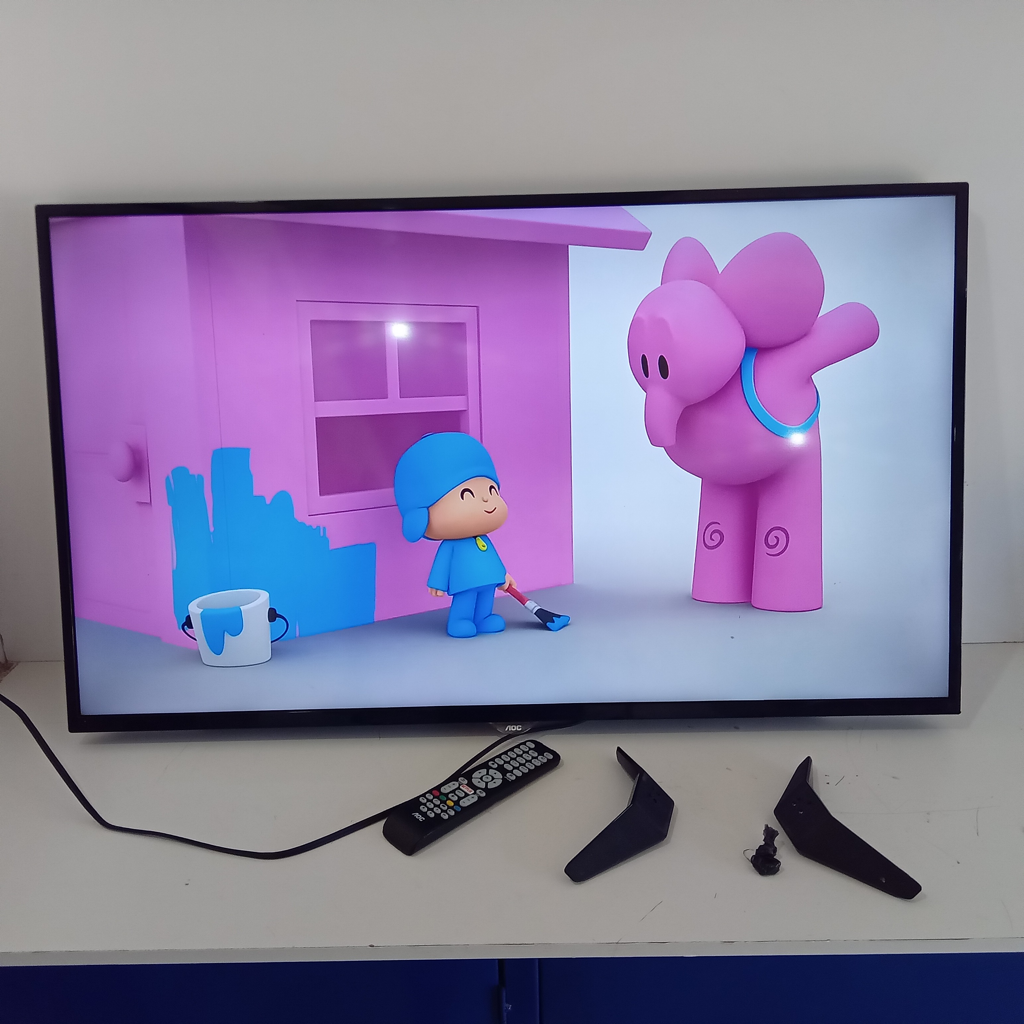 Televisor Led Smart De 43 '' Marca Aoc Modelo Le43s5970 Con Control Usado Con Desgaste Acc Par De PatitasCable Corriente