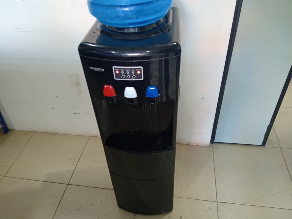 Bebedero Marca Homestar Modelo Hzb-12ylr-S Usado Con Desgaste Acc Sin Porta Vasos
