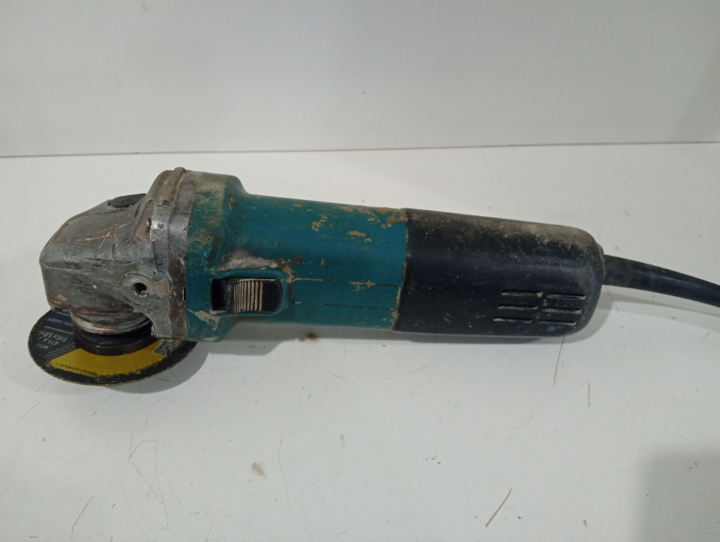 Pulidora Marca Makita Modelo 9557hn Tamaño Pequeño Usado Con Desgaste Acc Con Disco Pequeño